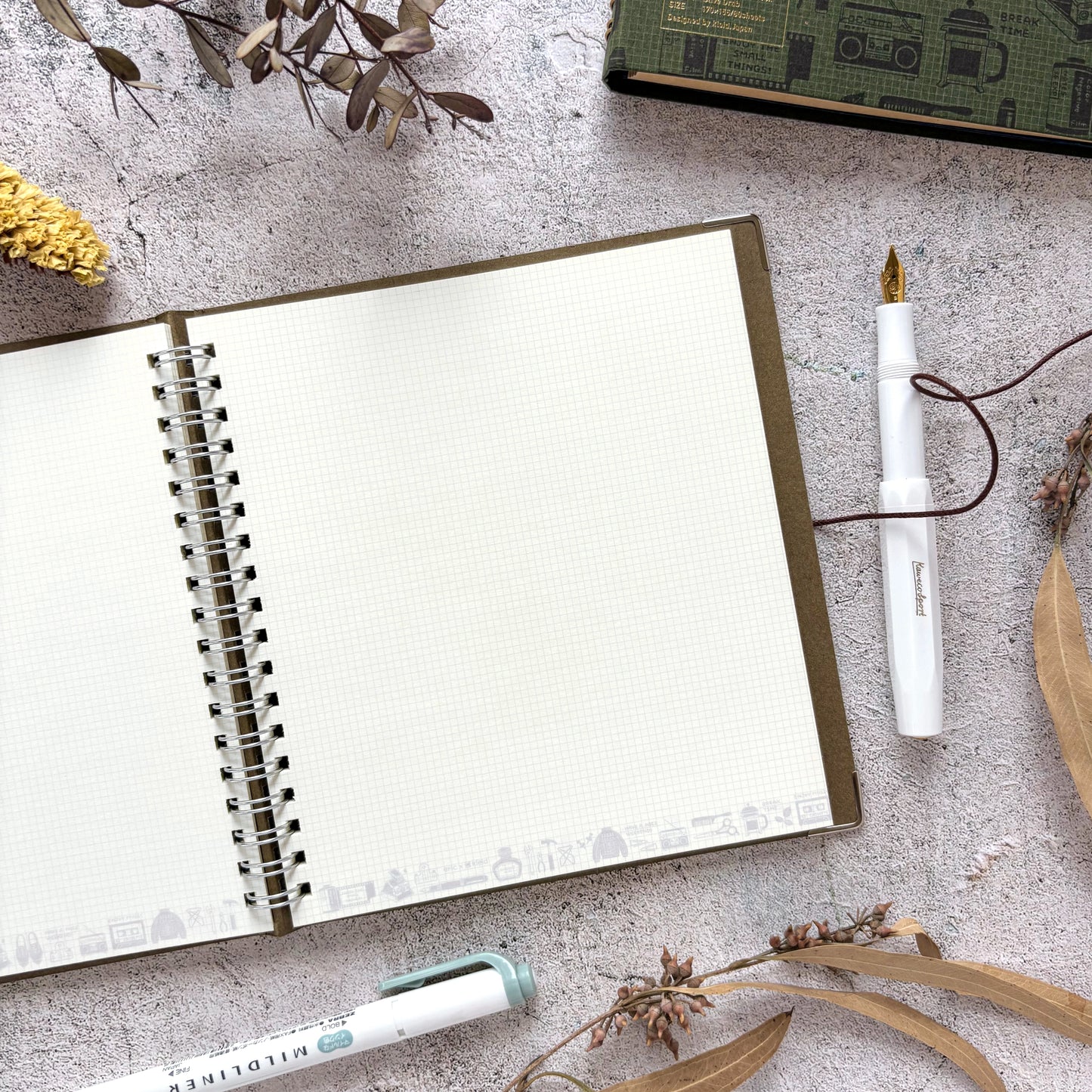 eric / Leather String-tie Notebook w/t pocket - Khaki Cover (cream paper)