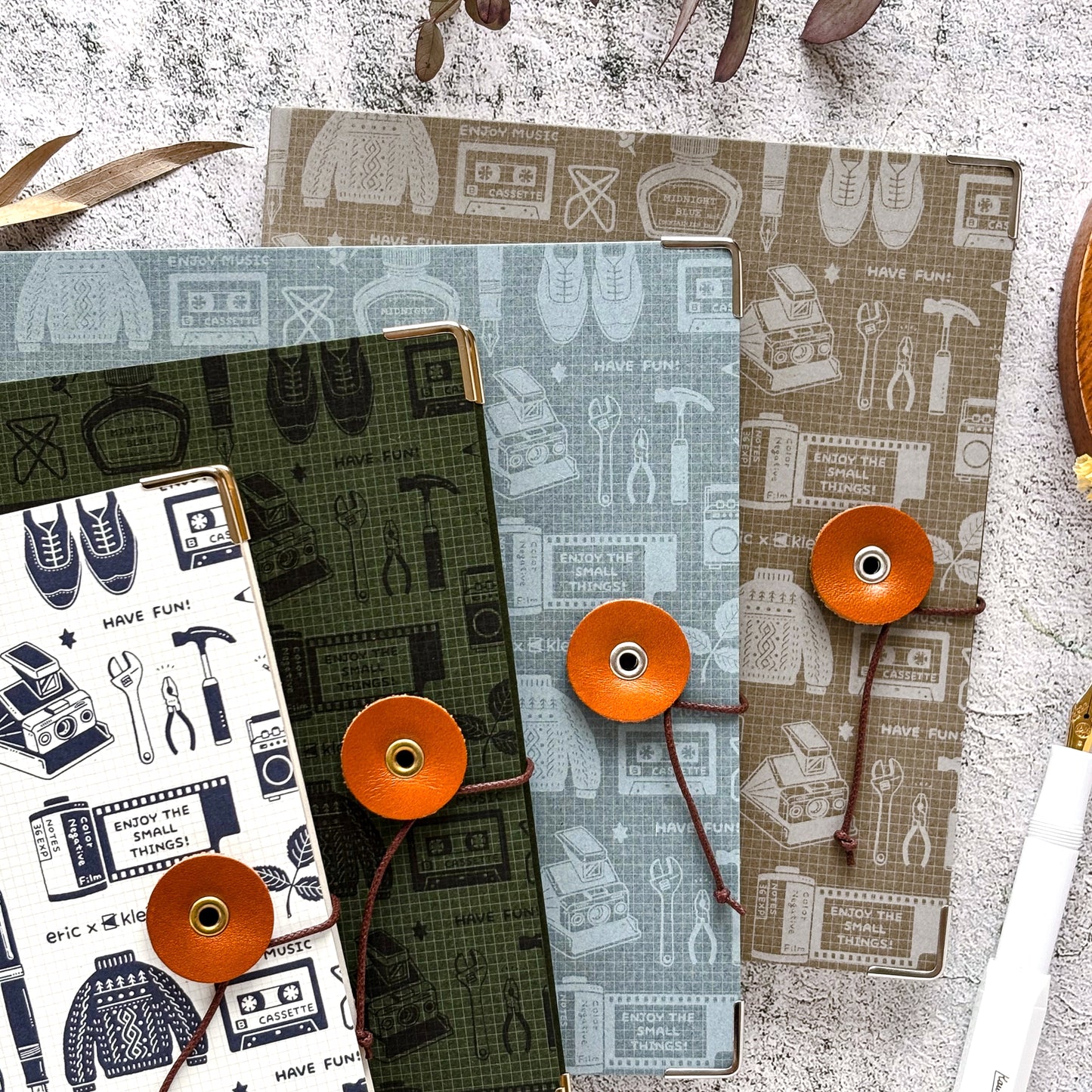 eric / Leather String-tie Notebook w/t pocket - White Cover (kraft paper)