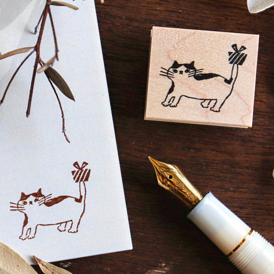 Hankodori / Rubber Stamp - Cat with Gift