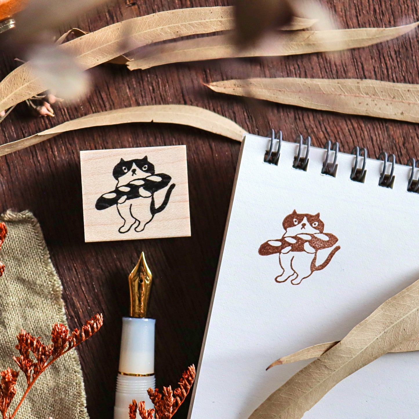 Hankodori / Rubber Stamp - Cat with Bread