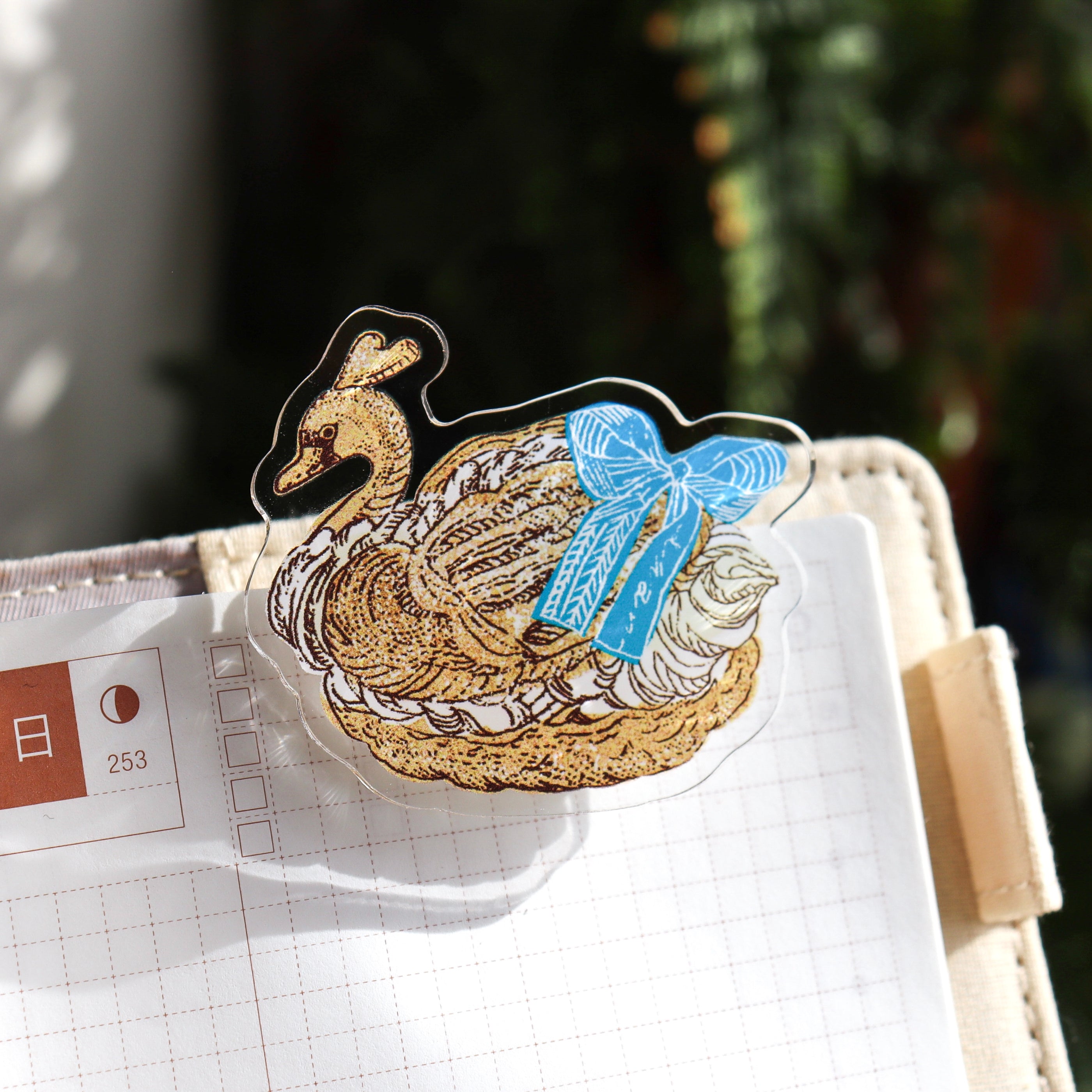 いのうえ彩 / アクリルクリップ「スワンシュー」 – Cute Things from Japan