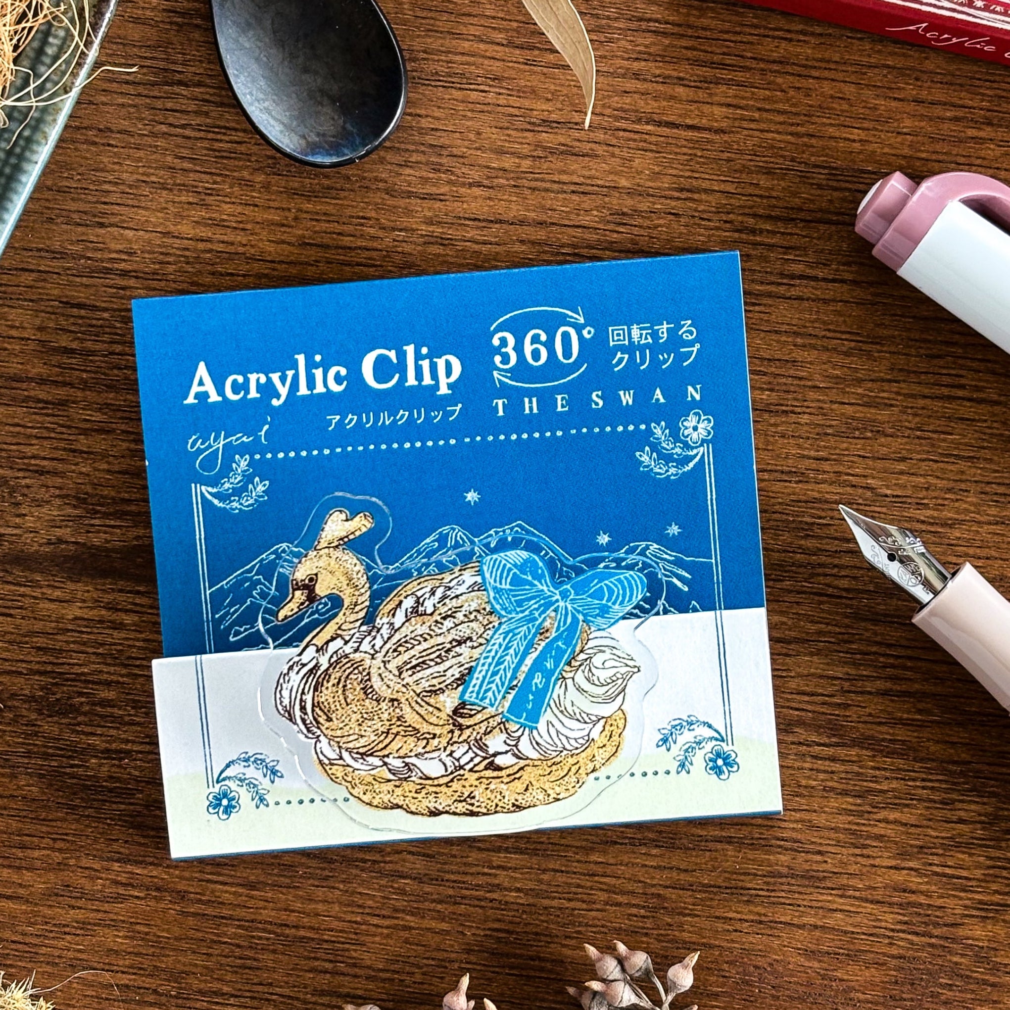 いのうえ彩 / アクリルクリップ「スワンシュー」 – Cute Things from Japan