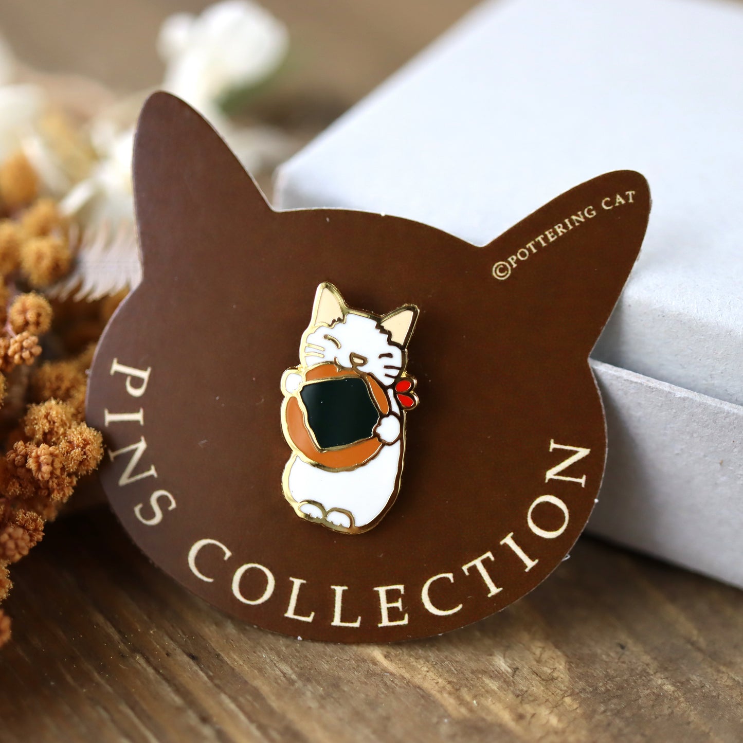 Pottering Cat Cat Pin - Senbei