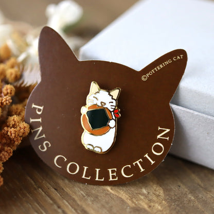 Pottering Cat Cat Pin - Senbei