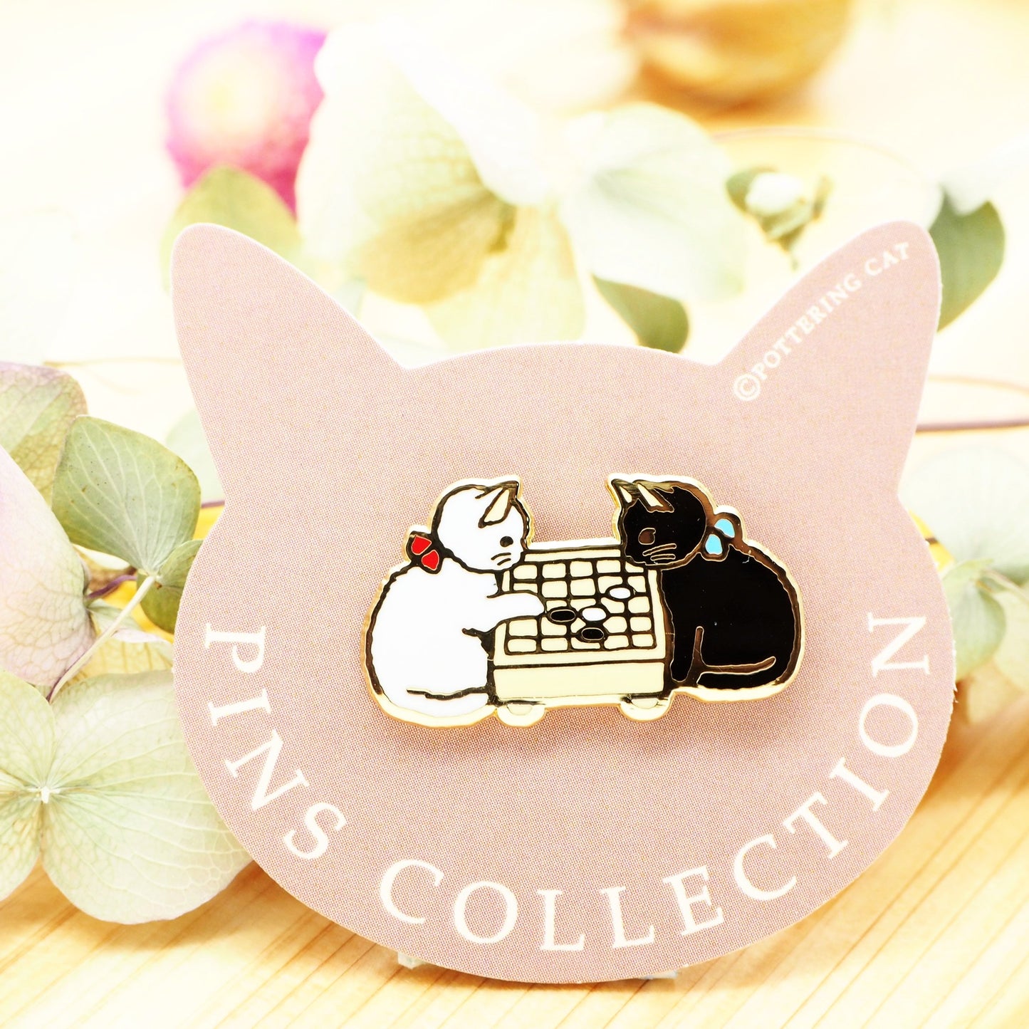 Pottering Cat Cat Pin - Playing Go